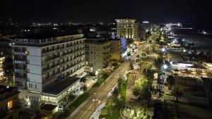 Nespecifikovaný výhled na destinaci Rimini nebo výhled na město při pohledu z hotelu