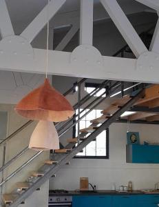 een hangerlicht aan het plafond in een keuken bij Holiday Loft 58 in Arbois