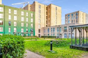 grupa budynków z trawą przed nimi w obiekcie Cozy appt in Colindale w mieście Colindale