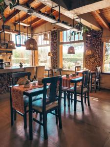 Finca La Saucina Casa de Campo في تونويان: غرفة طعام مع طاولات وكراسي ونوافذ