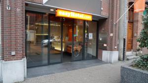 einen Eingang zu einem Automuseum mit einem Auto am Fenster in der Unterkunft easyHotel The Hague City Centre in Den Haag