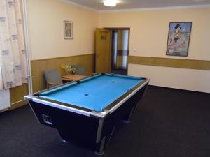 una oficina con mesa de billar en una habitación en Penzion Velke Darko, en Škrdlovice