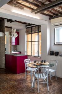 cocina y comedor con mesa y sillas en Monti apartment BDB, en Roma