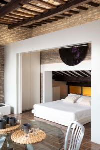 1 dormitorio con cama blanca y mesa en Monti apartment BDB, en Roma