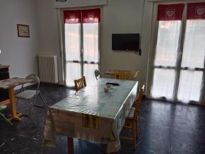 a room with a table and chairs and a tv at Villa di Pietro in Pescara