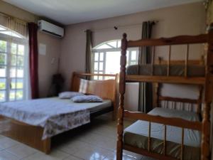 Marechal LuzにあるHostel Da Ilha De Sao Francisco Do Sulのベッドルーム1室(二段ベッド2台、窓付)が備わります。
