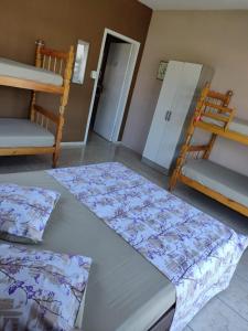 Hostel Da Ilha De Sao Francisco Do Sul tesisinde bir ranza yatağı veya ranza yatakları
