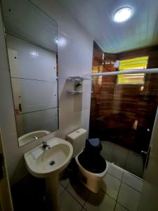 ein kleines Badezimmer mit Toilette und Waschbecken in der Unterkunft Cantinho feliz de Muriqui/ Casa verde com piscina privativa!!! in Mangaratiba