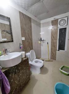 uma casa de banho com um WC branco e um lavatório. em Palac Kragujevac em Kragujevac