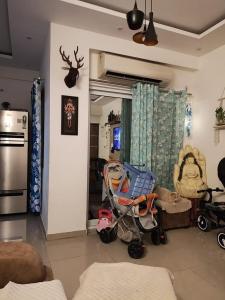 uma sala de estar com um carrinho de bebé e um carrinho de bebé em Palac Kragujevac em Kragujevac