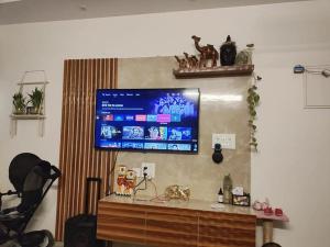 TV de pantalla plana colgada en la pared en Palac Kragujevac en Kragujevac