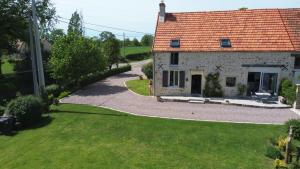 a small white house with a red roof at La Maison de Musique in Nohant-Vic