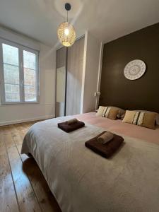1 dormitorio con 1 cama grande y 2 toallas. en L'escale Niortaise - Centre-ville - 10mn Gare - WIFI - Netflix en Niort
