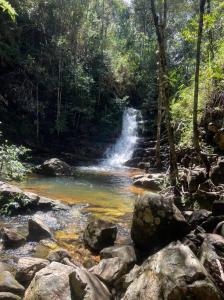 uma cascata no meio de um rio com pedras em Casa Ísis- Chapada dos Veadeiros em Alto Paraíso de Goiás