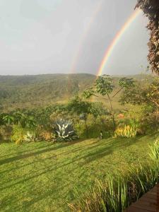 um arco-íris num campo com um campo relvado em Casa Ísis- Chapada dos Veadeiros em Alto Paraíso de Goiás
