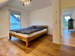sypialnia z łóżkiem w środku pokoju w obiekcie Einfamilienhaus 3 Schlafzimmer in Bad Münstereifel - Eschweiler w mieście Bad Münstereifel +3 zdjęcia