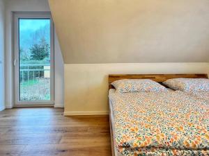 sypialnia z łóżkiem i dużym oknem w obiekcie Einfamilienhaus 3 Schlafzimmer in Bad Münstereifel - Eschweiler w mieście Bad Münstereifel