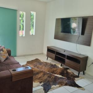 a living room with a couch and a desk at Casa no Sítio in Penha