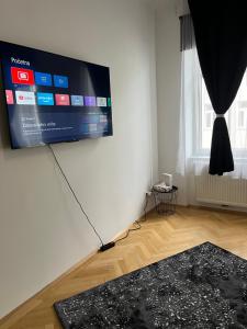 uma sala de estar com uma televisão de ecrã plano na parede em MM Luxury Apartments em Viena