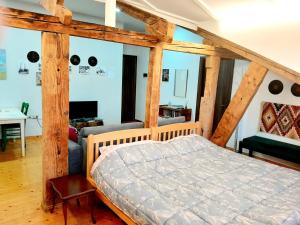 1 dormitorio con cama de madera en una habitación en Central Loft en Tirana