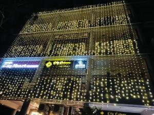 Hotel City Heart Premium في شانديغار: مبنى طويل وبه أضواء بيضاء