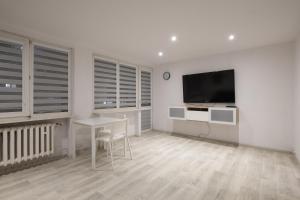 TV a/nebo společenská místnost v ubytování 20 Gdynia Centrum - Apartament mieszkanie dla 2 osób