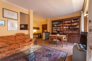 ein Wohnzimmer mit einem Sofa und einem Tisch in der Unterkunft Casa Gilda in Sesto Fiorentino