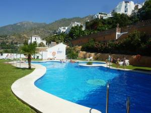 夫里希利亞納的住宿－Casa Clare Frigiliana，毗邻山脉的大型蓝色游泳池