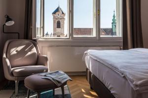 Postel nebo postele na pokoji v ubytování Small Luxury Hotel Altstadt Vienna