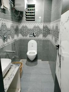 y baño con aseo y lavamanos. en Hotel sweta villa & banquet hall, en Bankipur