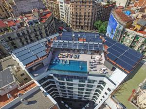 einen Blick über ein Gebäude mit Sonnenkollektoren auf dem Dach in der Unterkunft Olivia Balmes Hotel in Barcelona