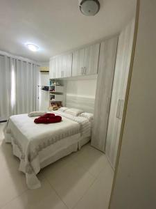 um quarto branco com uma cama com armários brancos em APARTAMENTO IMPERIAL IV (COMPLETO) em Castanhal