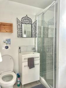 Bilik mandi di Studio dans la Villa les Cigales +16 gambar