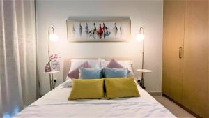 Postel nebo postele na pokoji v ubytování Luxurious Creek Harbour Apt with Balcony & View