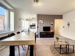 TV a/nebo společenská místnost v ubytování Le Cocon de Han duplex spacieux au pied des Grottes