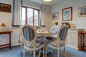 jadalnia ze stołem i 6 krzesłami w obiekcie Sparrows Nest w Oksfordzie