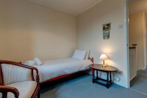 1 dormitorio con 1 cama, 1 mesa y 1 silla en Sparrows Nest, en Oxford