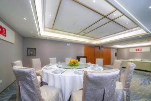 una sala de reuniones con mesa y sillas en una habitación en Guangdong Baiyun City Hotel, en Guangzhou