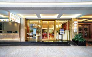 un magasin à l'avant d'un bâtiment avec portes en verre dans l'établissement Guangdong Baiyun City Hotel, à Canton