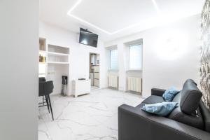 een woonkamer met een zwarte bank en een tv bij Casa Cate in Rome