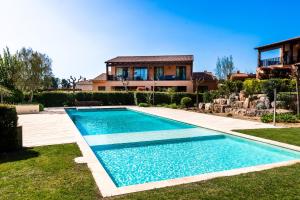 a swimming pool in the yard of a house at Fabulous GREEN 19 entre mar y montaña in Bonmont Terres Noves