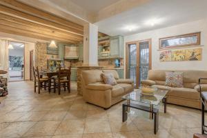 ein Wohnzimmer mit 2 Sofas und einem Tisch in der Unterkunft Appartamento in villa con piscina in Palermo