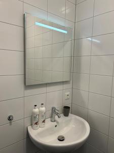 bagno con lavandino e specchio di Hotel Nijeveen a Nijeveen