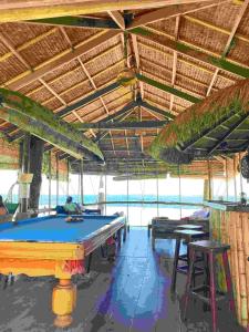 Biliár nebo kulečník v ubytování Romantic Beach Villas