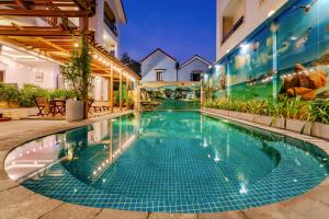 會安的住宿－Ong Tam Villa Hoi An，一座建筑物中央的游泳池