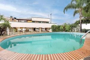 einem großen Pool vor einem Gebäude in der Unterkunft Appartamento in villa con piscina in Palermo