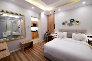 een slaapkamer met een bed en een bureau en een badkamer bij Arabella Premium Residence - New Cairo in Caïro