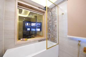 En tv och/eller ett underhållningssystem på Arabella Premium Residence - New Cairo