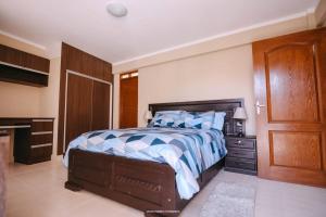 a bedroom with a large bed and a wooden cabinet at Cómodo y amplio departamento con vistas inmejorables in Sucre