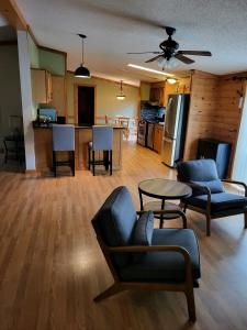 een woonkamer en een keuken met stoelen en een tafel bij HTR Adirondacks in Old Forge